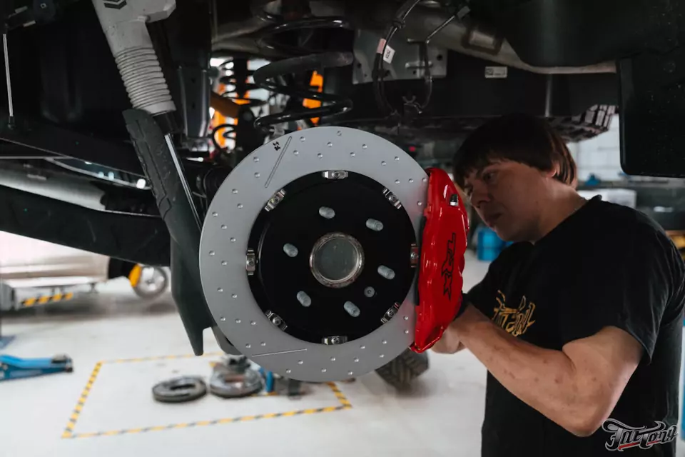 Подготовка RAM TRX для участия в MK Rally 2024: установка тормозной системы Brembo, окрас суппортов, оснащение кузова крышкой и дополнительной розеткой